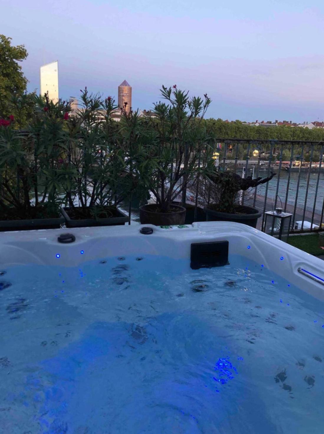 Apartamento Coeur De Lyon Avec Terrasse Et Jacuzzi Exterior foto